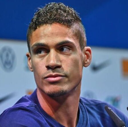 Des photos de Raphael Varane se moquent du maillot de Man Utd alors que la saga des transferts du Real Madrid se poursuit