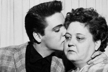 Elvis Presley "a fait regarder sa petite amie dans le cercueil de sa mère décédée"