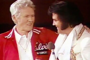 Elvis Presley " n'était pas un ermite de Howard Hughes ", a déclaré Vernon des semaines avant la mort de son fils
