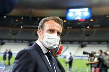 Emmanuel Macron a été hué lors d'un match de football alors que la popularité du président s'effondrait