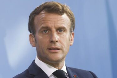 Emmanuel Macron a honte d'un demi-tour embarrassant après l'éruption de violence dans les rues françaises