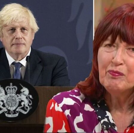 « En roue libre et en désordre » Janet Street-Porter critique Boris Johnson pour les passeports vaccinaux
