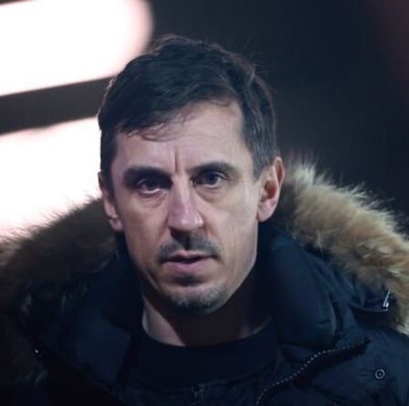 Gary Neville défend les supporters anglais alors que l'UEFA réprime les huées des hymnes nationaux