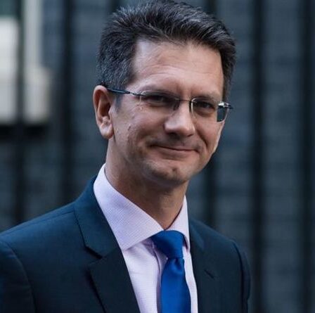 Guerre civile conservatrice: Baker s'exprime et dit que le parti doit changer d'attitude pour se mettre à genoux