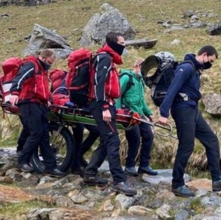 Horreur de la foudre Snowdon: deux femmes frappées sur une montagne galloise - l'une est grièvement blessée