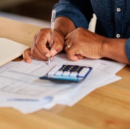 Il est conseillé aux parents de garder de l'argent en réserve pour couvrir les frais de garde potentiels plus tard dans la vie