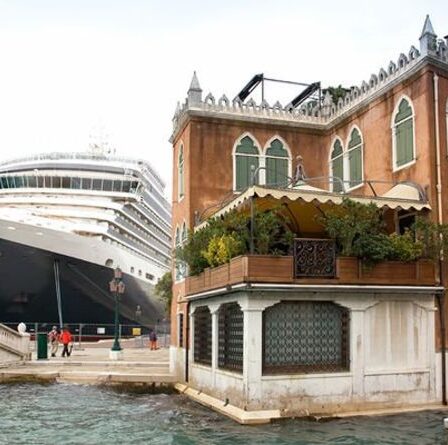 "Il était temps!": Les navires de croisière bannis de la lagune de Venise lors du dernier coup dur des vacances de croisière