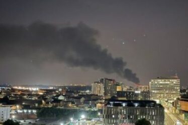Incendie de Manchester: un énorme incendie envoie d'épais panaches de fumée sur la ville - MISES À JOUR