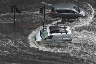 Inondations au Royaume-Uni EN DIRECT: Londres et le sud-est sous l'eau alors que des pluies torrentielles provoquent le chaos