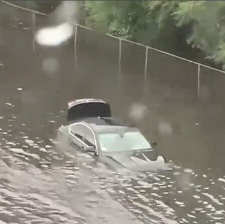 Inondations au Royaume-Uni: des voitures bloquées alors que les pompiers luttent dans l'eau jusqu'aux genoux – VIDEO