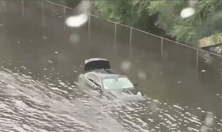 Inondations au Royaume-Uni: des voitures bloquées alors que les pompiers luttent dans l'eau jusqu'aux genoux – VIDEO