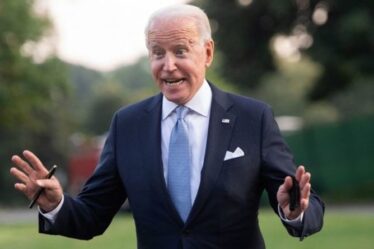 Internet éclate alors que Joe Biden reçoit une note « quelque chose sur votre menton » d'un assistant