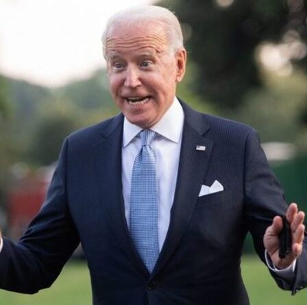 Internet éclate alors que Joe Biden reçoit une note « quelque chose sur votre menton » d'un assistant