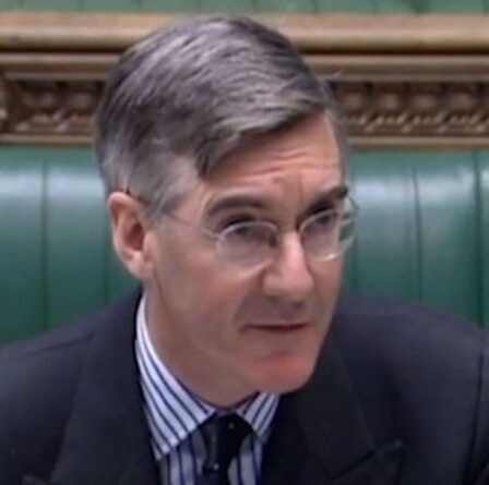 Jacob Rees-Mogg fait irruption à la BBC dans une diatribe enflammée des communes sur des plans d'embauche «problématiques»