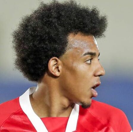 Jules Kounde « bourdonne » sur le transfert de Chelsea alors que Séville émet une demande dans les négociations