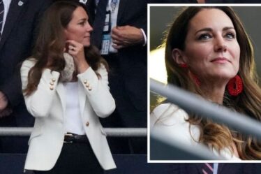 Kate Middleton a repéré l'ajustement des boucles d'oreilles rouges à Wembley en tenue patriotique pour l'Euro 2020