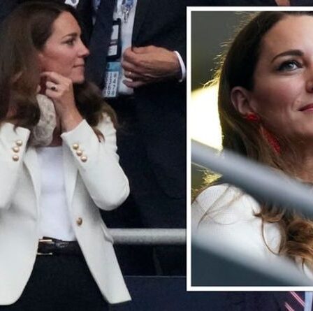 Kate Middleton a repéré l'ajustement des boucles d'oreilles rouges à Wembley en tenue patriotique pour l'Euro 2020