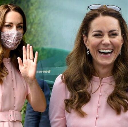 Kate Middleton étourdit dans une robe midi rose à 695 £ et des chaussures à 30 £ à Wimbledon avec son père Michael