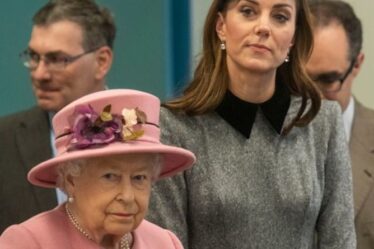 Kate Middleton « reflète » la reine alors que la duchesse émet une réponse « stoïque » à un contrecoup tendu
