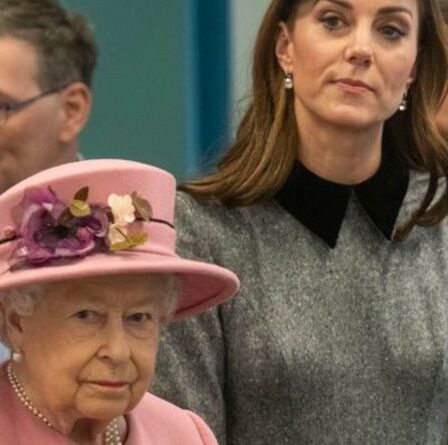 Kate Middleton « reflète » la reine alors que la duchesse émet une réponse « stoïque » à un contrecoup tendu