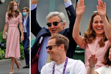 Kate rayonne alors qu'elle participe à la vague mexicaine lors de la finale de Wimbledon avec son père Michael Middleton