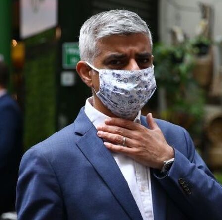 Khan continuera d'appliquer le couvre-visage obligatoire dans les transports londoniens après le 19 juillet