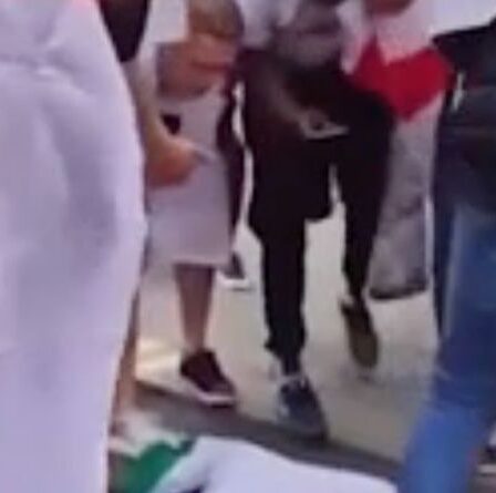 L'Italie entre en éruption contre l'Angleterre alors que des fans surpris en train de cracher et de déchirer le drapeau "Quel est votre problème ?!"