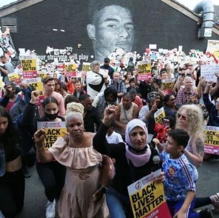 La Grande-Bretagne est " systématiquement raciste ", selon un groupe de réflexion – qui qualifie Boris Johnson de " morveux "