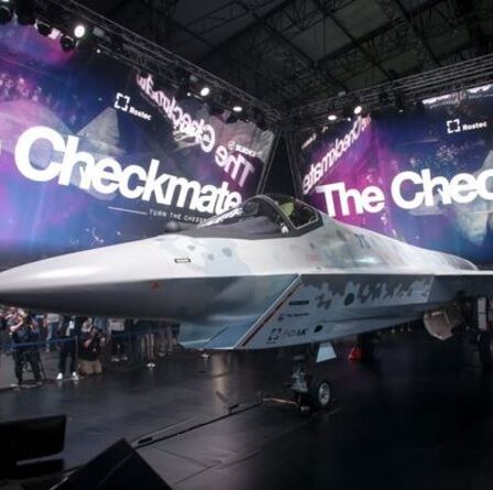 La Russie dévoile un nouveau chasseur furtif terrifiant pour renforcer l'arsenal "invincible" de Poutine