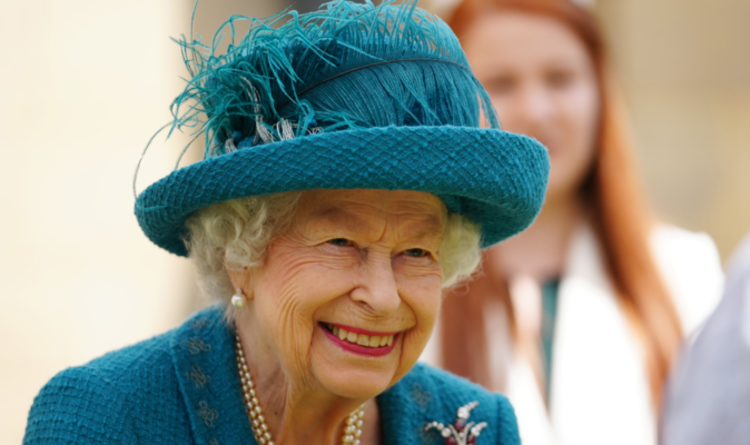La douce conversation de la reine avec Coronation Street lors de la visite royale - "Est-ce que cela cause des problèmes ?"