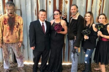 La mariée a un mariage sur le thème de Walking Dead - avec un zombie qui la poursuit dans l'allée