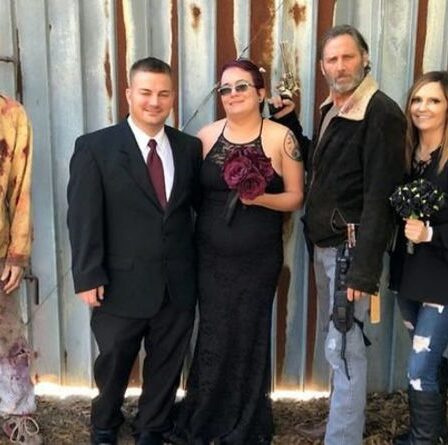 La mariée a un mariage sur le thème de Walking Dead - avec un zombie qui la poursuit dans l'allée