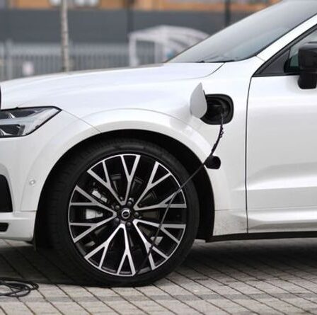La nouvelle batterie de voiture électrique de Volvo pourrait voyager PLUS LOIN que le plein d'essence