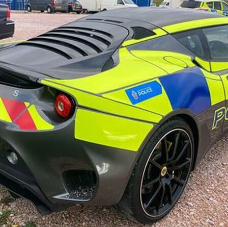 La police montre sa nouvelle voiture de sport de 88 000 £ utilisée pour lutter contre le crime