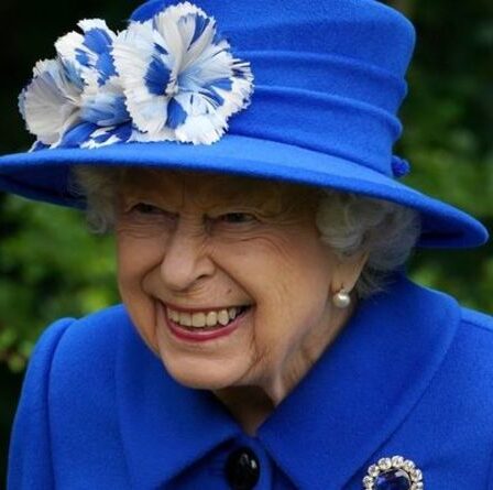 La reine refuse la guimauve lors d'une jolie rencontre autour d'un feu de camp avec des enfants en Écosse