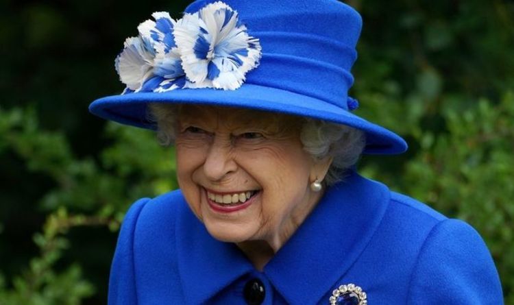 La reine refuse la guimauve lors d'une jolie rencontre autour d'un feu de camp avec des enfants en Écosse