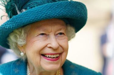 La reine rend hommage à l'assistant du prince Philip avec un prix poignant