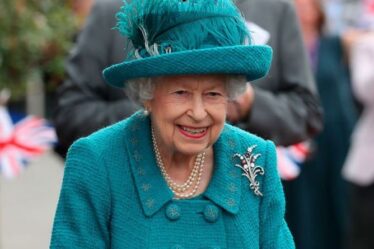 La reine «tout sauf fragile» alors que le royal «revivifié» rencontre les stars de Coronation Street – vidéo