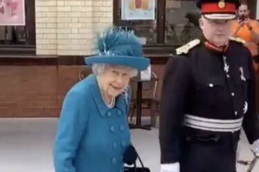 La reine tout sourire alors qu'un fan royal dit à Sa Majesté « qu'il rentre à la maison » – VIDEO
