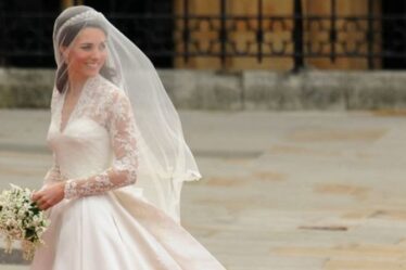 La robe de mariée de Kate Middleton affiche la marque «horrible» dans l'explosion de la reine