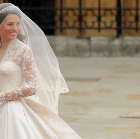 La robe de mariée de Kate Middleton affiche la marque «horrible» dans l'explosion de la reine