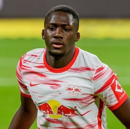 La signature d'Ibrahima Konate à Liverpool dévoile un nouveau numéro de maillot lors d'un feu d'artifice sauvage