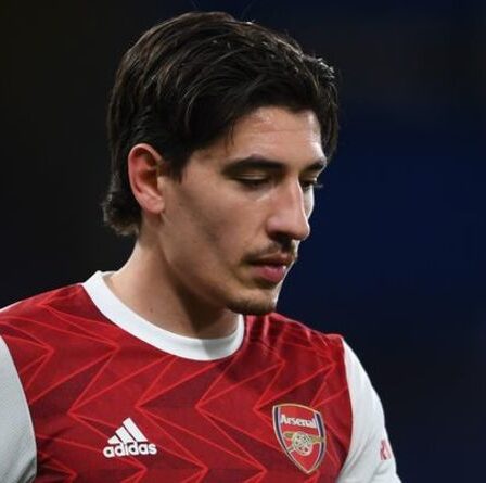 La star d'Arsenal Hector Bellerin « remet une demande de transfert » alors que Mikel Arteta fait face à la chaleur