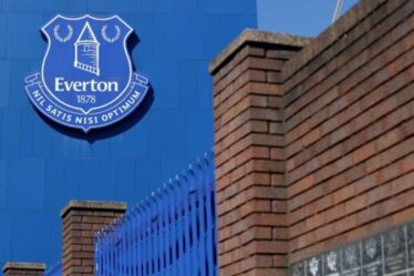 La star d'Everton "s'installe dans une maison sûre" après avoir été arrêtée pour suspicion d'infractions sexuelles sur enfants