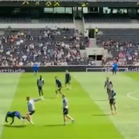 La star de Tottenham, Tanguy Ndombele, jette une bouteille et boude après le tacle d'entraînement d'Eric Dier