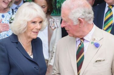 Langage corporel de Camilla: la duchesse se méfie alors qu'elle "regarde le prince Charles sous les projecteurs"