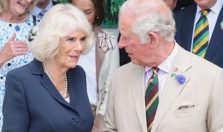 Langage corporel de Camilla: la duchesse se méfie alors qu'elle "regarde le prince Charles sous les projecteurs"