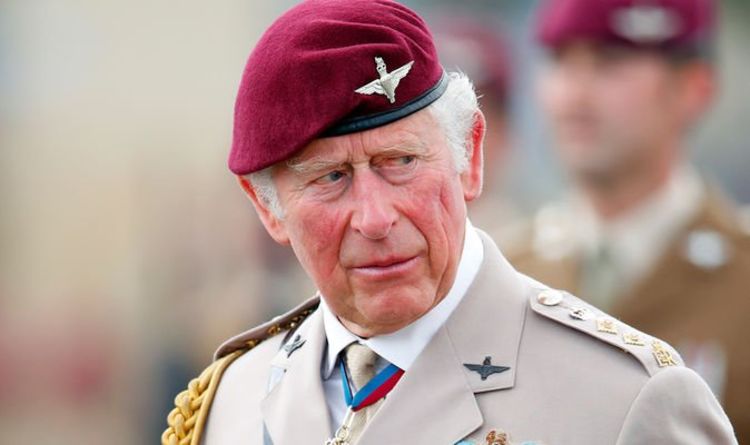 Langage corporel du prince Charles: le futur roi «humilié» lors d'une sortie militaire historique – photos