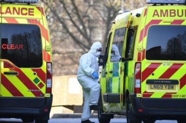 Le NHS en crise alors que la montée en flèche des cas de Covid et la vague de chaleur conduisent à une «alerte noire» d'ambulance