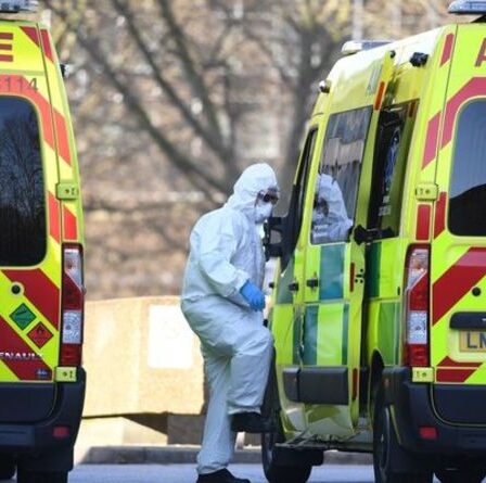 Le NHS en crise alors que la montée en flèche des cas de Covid et la vague de chaleur conduisent à une «alerte noire» d'ambulance